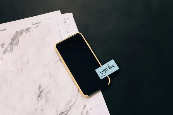 "Sign here"- Sticker auf Handy