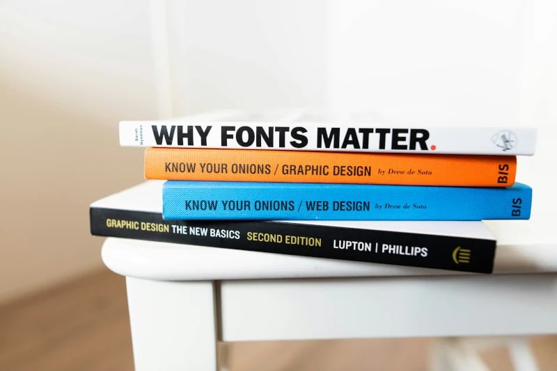 Bücherstapel mit Büchern über Design