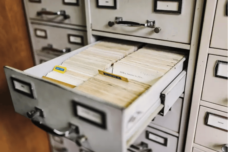 Voller Aktenschrank