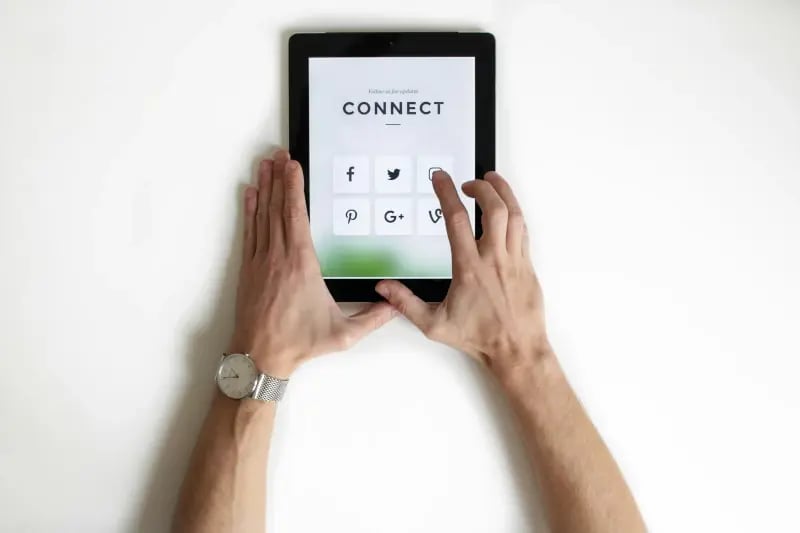 Eine Person hält ein Tablet