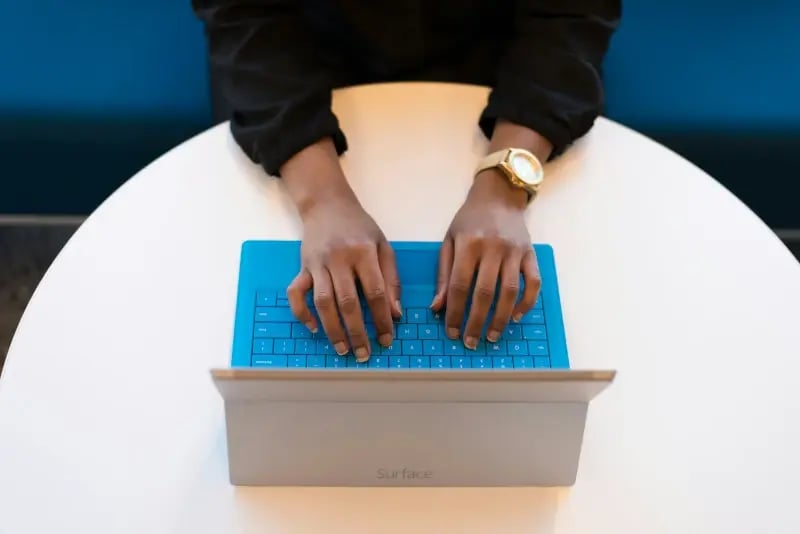 Frau mit Laptop Tastatur
