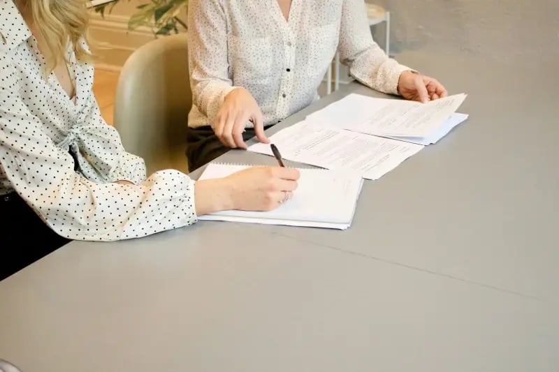 Frau unterschreibt Dokument