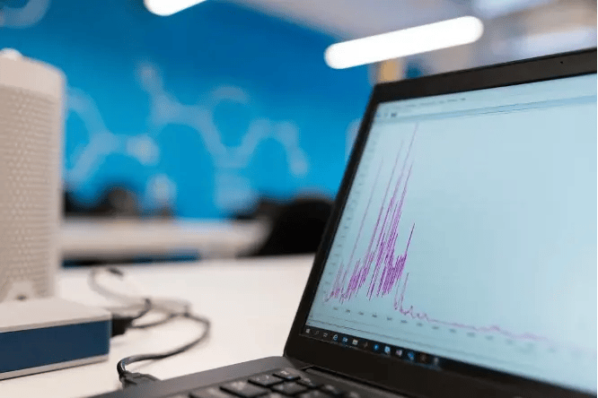 Laptop bildet eine Grafik ab
