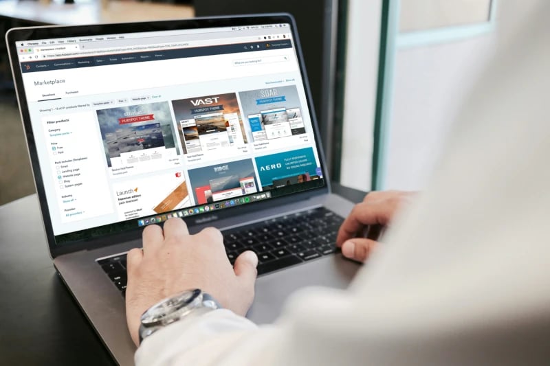 HubSpot Marketplace am Laptop