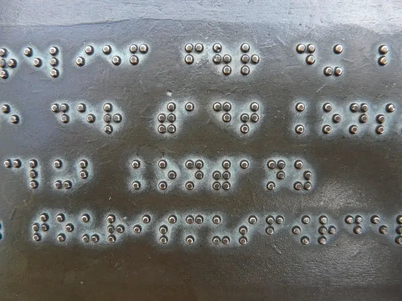 Brailleschrift auf Metalltafel