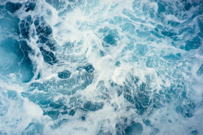 advantages of dynamic branding to increase brand value symbolic picture of waves