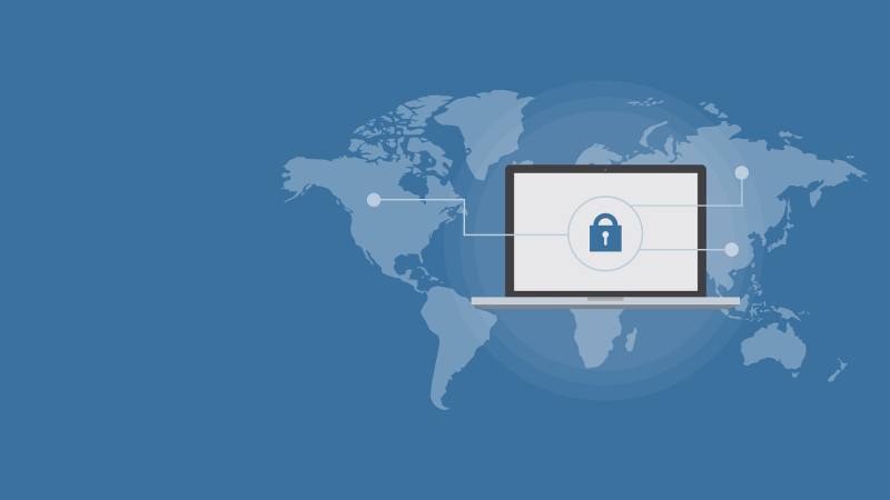 Microsoft Information Protection Weltkarte und Laptopscreen