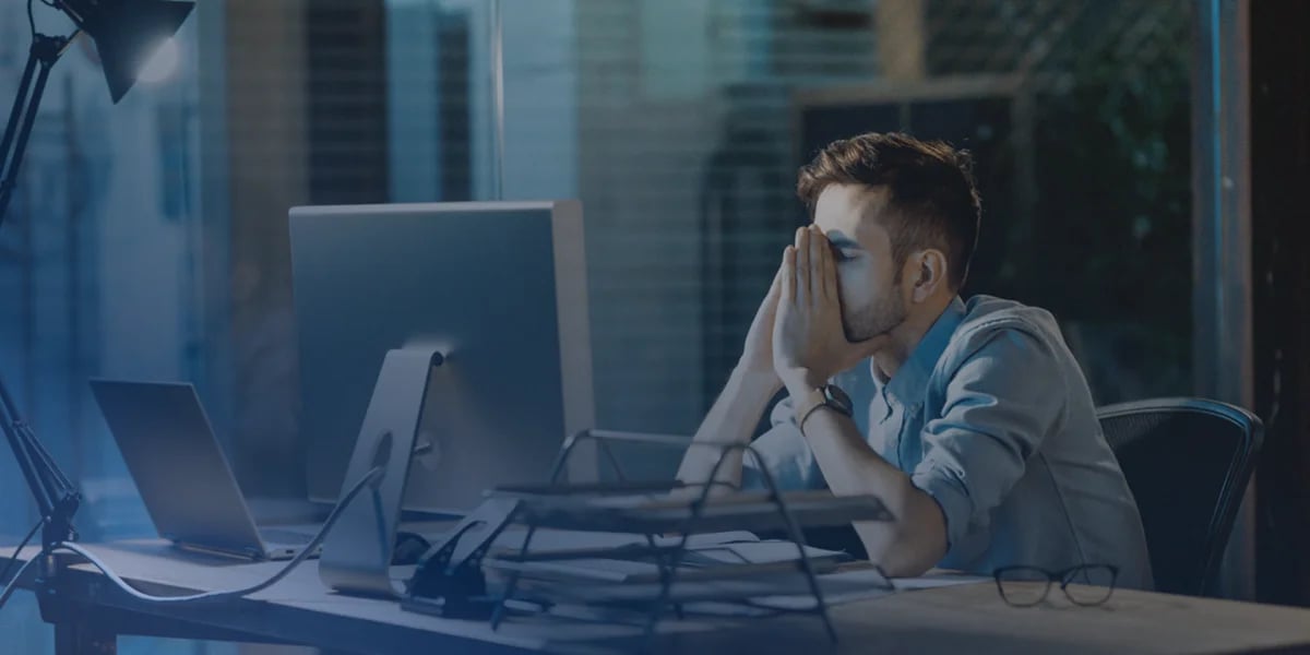 frustrated-man-in-front-of-monitor