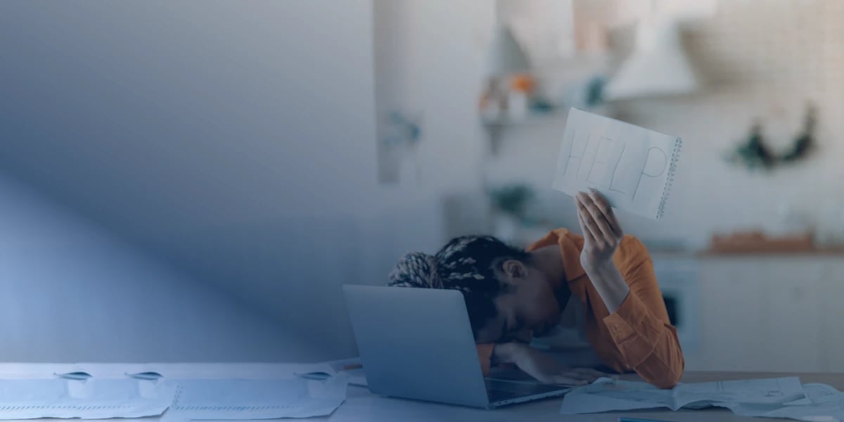 frustrated-woman-in-front-of-monitor