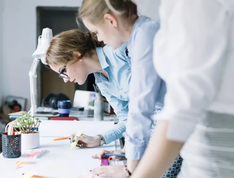 Personen arbeiten kreativ Personen arbeiten kreativ