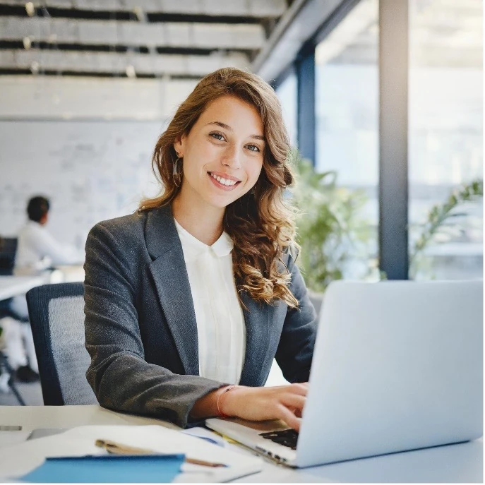 KI-generierte Frau im Büro Adobe Firefly 4. Versuch KI-generierte Frau im Büro Adobe Firefly 4. Versuch
