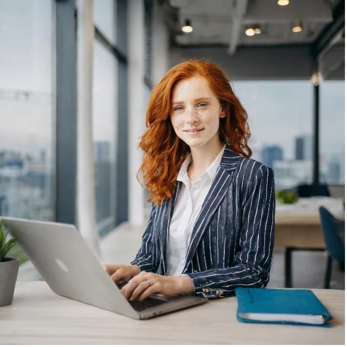 KI-generierte Frau im Büro Adobe Firefly 5. Versuch KI-generierte Frau im Büro Adobe Firefly 5. Versuch
